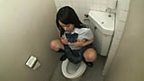 土足で便座に座るお行儀の悪い女子高生がトイレでオナニーして小便もらしっぱなし！11人盗撮...thumbnai10