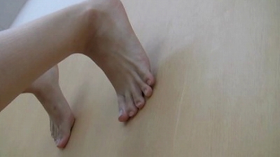 女の子の裸足で体育...thumbnai8