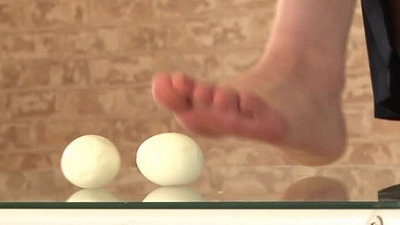 汚い足で仁王立ちで黙々と卵を踏みつぶすＪＫ...thumbnai2