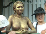 裸で銅像になりきって街角羞恥露出...thumbnai12
