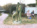 裸で銅像になりきって街角羞恥露出...thumbnai5