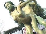裸で銅像になりきって街角羞恥露出...thumbnai6